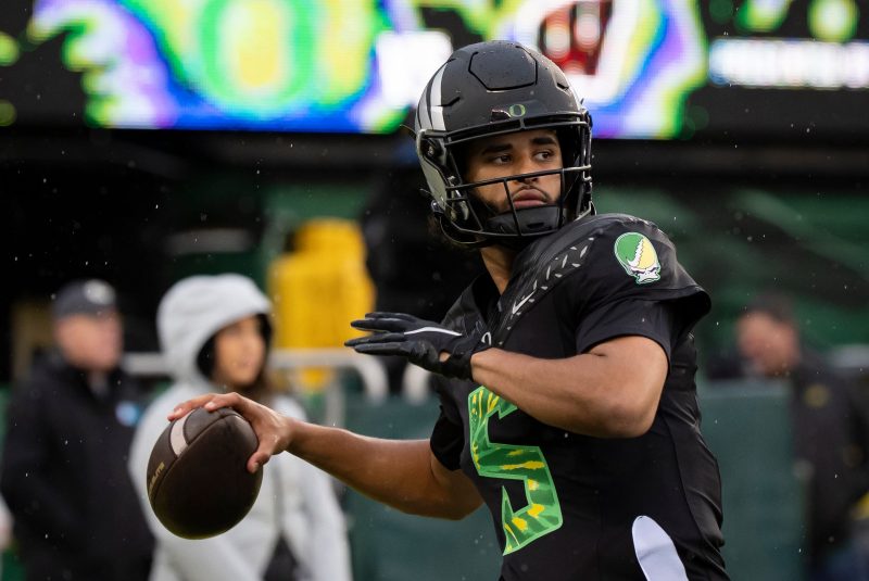 Dante Moore injury update: Oregon QB exits game with face injury Dante Moore injury update: Oregon QB exits game with face injury