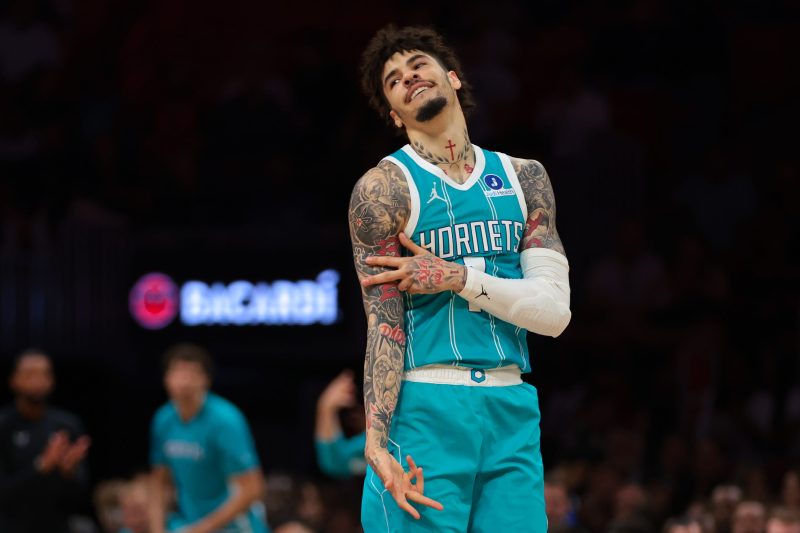 Hornets’ guard fined for flipping off referee after offensive foul Hornets’ guard fined for flipping off referee after offensive foul